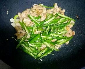 放入老抽，青椒