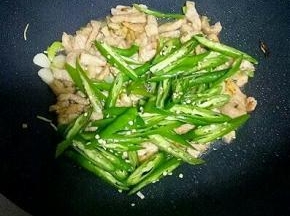 放入老抽，青椒