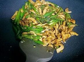 翻炒至肉熟即可