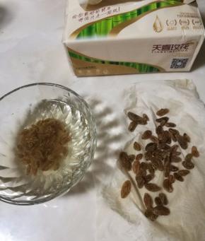 葡萄干用水洗净，拿纸巾擦干