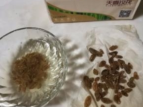葡萄干用水洗净，拿纸巾擦干