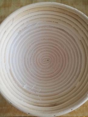 欧包发酵篮中撒入适当的干粉，防粘