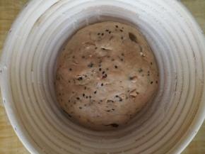 揉好的面团放入发酵篮中，盖上打湿拧干的纱布发酵到两倍大