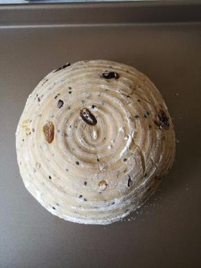 将发酵篮倒扣到烤盘上，面团就自己掉出来了。