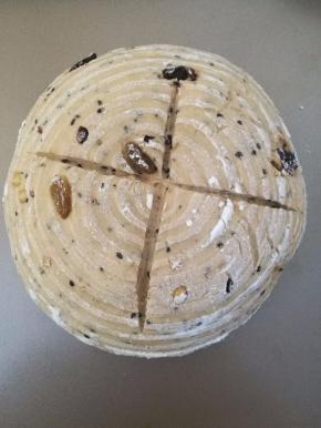 用锋利的刀片在面包上划个十字