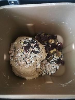 揉到可以拉出大片薄膜的时候加入坚果，继续揉面