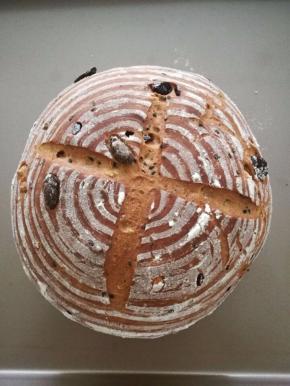 烤好的面包从烤箱中拿出晾凉即可切片食用。