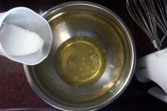 打发蛋白：蛋白加入4克柠檬汁，1克盐，，低速打发至粗泡状态。