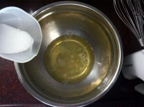 打发蛋白：蛋白加入4克柠檬汁，1克盐，，低速打发至粗泡状态。