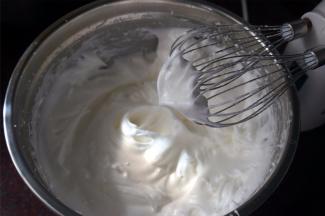 然后转为中速，分三次加入66克的细砂糖打发至中性发泡（倒置容器，蛋白不流出）。