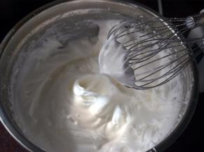 然后转为中速，分三次加入66克的细砂糖打发至中性发泡（倒置容器，蛋白不流出）。