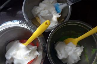 蛋白平均加入到三份蛋黄糊中，切拌均匀。