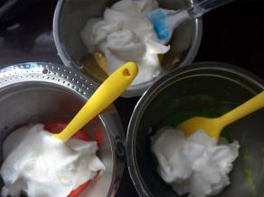 蛋白平均加入到三份蛋黄糊中，切拌均匀。