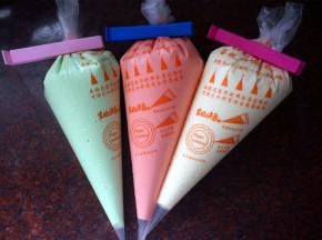 拌好的蛋糕糊装入裱花袋。