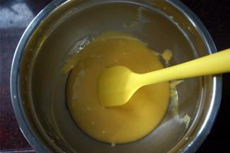 然后筛入戚风蛋糕粉，拌至无干粉状态。