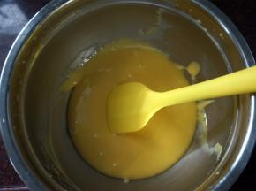 然后筛入戚风蛋糕粉，拌至无干粉状态。