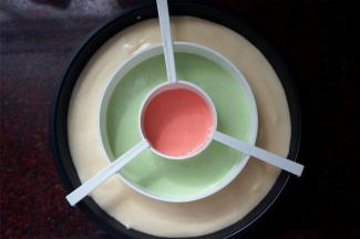 操作同上，第二盘按照黄绿红的顺序挤入蛋糕糊。