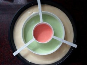 操作同上，第二盘按照黄绿红的顺序挤入蛋糕糊。