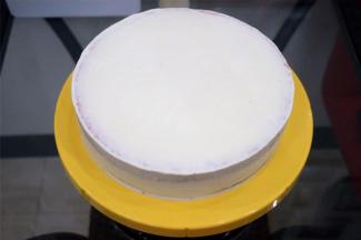 250毫升的淡奶油加入25克细砂糖打发，进行蛋糕抹面。按照蛋糕片中心颜色为黄红绿的顺序依次从底到面叠上去。每层之间抹上一层薄薄的淡奶油即可，最后整体抹面。