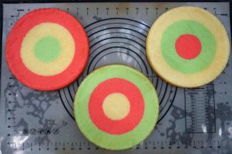 烤箱上下火175度预热后，放入中层，烘烤18分钟出炉。倒扣到冷却架上，冷却后脱模备用。