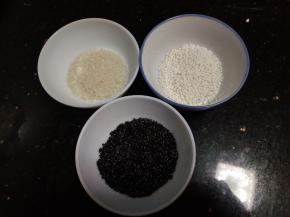 大米、黑米和糯米洗净，晾干