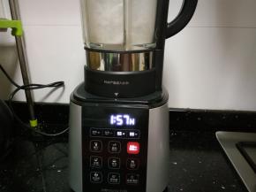 用破壁机打成粉。如果直接有粉，此步可省略，大米粉也叫粘米粉。