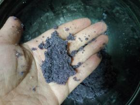 把所有粉类放在一个盆子里，慢慢加入牛奶，不要太多。合适的量是用手捏一把，不容易散，搓一下又容易散。