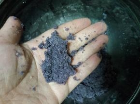 把所有粉类放在一个盆子里，慢慢加入牛奶，不要太多。合适的量是用手捏一把，不容易散，搓一下又容易散。