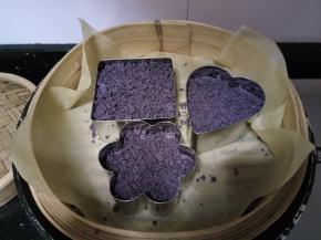 然后再铺一层粉类，摊平，蒸30分钟，脱模。