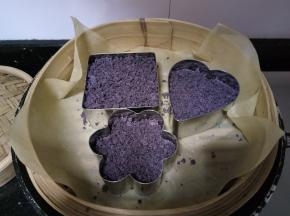 然后再铺一层粉类，摊平，蒸30分钟，脱模。