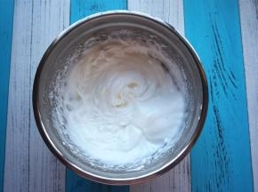 将柠檬汁滴入蛋白中，分三次加入细砂糖，打发至硬性发泡。