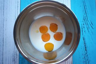 将蛋黄加入到浓酸奶中，拌均匀。