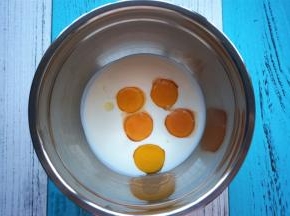 将蛋黄加入到浓酸奶中，拌均匀。