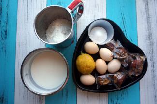 准备食材，酸奶提前发酵好，放冰箱冷藏一晚，浓稠细滑。