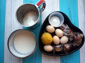 准备食材，酸奶提前发酵好，放冰箱冷藏一晚，浓稠细滑。