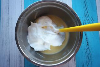 将蛋白糊与蛋黄糊切拌混合均匀。