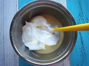 将蛋白糊与蛋黄糊切拌混合均匀。