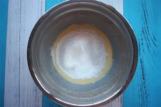 筛入低筋粉和玉米淀粉，拌至无颗粒状态。