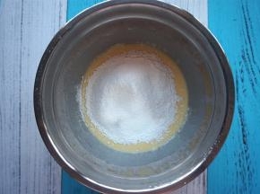 筛入低筋粉和玉米淀粉，拌至无颗粒状态。