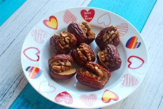 将美仁枣的小包装去掉。我用的是现成的红枣夹核桃，如果没有，可以自己制作。