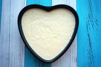 模具底部刷油或垫上油纸，将蛋糕糊倒入模具中，并震荡出大气泡。放入预热好的烤箱中下层，上下火160度，水浴法烘烤。总时长60分钟。