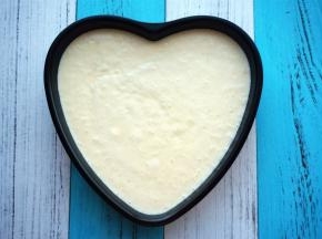 模具底部刷油或垫上油纸，将蛋糕糊倒入模具中，并震荡出大气泡。放入预热好的烤箱中下层，上下火160度，水浴法烘烤。总时长60分钟。