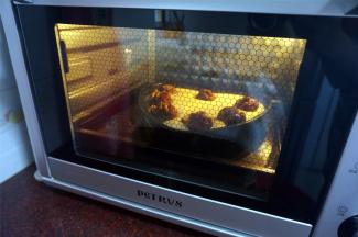 烘烤10分钟后，打开烤箱，迅速摆入美仁枣。