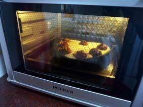 烘烤10分钟后，打开烤箱，迅速摆入美仁枣。