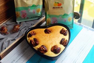 出炉后无需急着脱模，直接放在冷却架上冷却，放入冰箱冷藏后再吃，口感更佳哦！