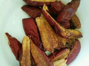 红枣剪小，去核备用。