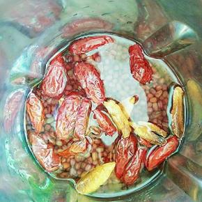 将红枣，红豆和清水放入豆浆机。盖上盖，接通电源，按五谷键，打至豆浆机提示豆浆制好。