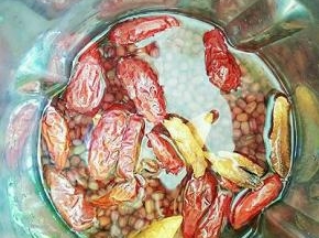 将红枣，红豆和清水放入豆浆机。盖上盖，接通电源，按五谷键，打至豆浆机提示豆浆制好。