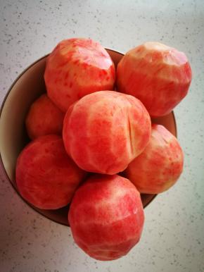 桃子洗净削皮