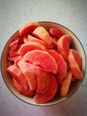 切成小块，这是硬桃，千万不要指望能像软桃子一样可以掰开一分为二，那是不可能的。老老实实一刀刀切成瓣，瓣可以大一些